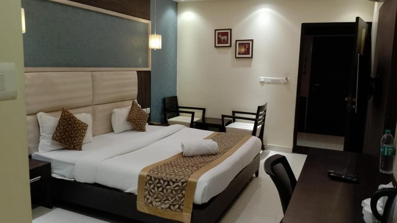 Hotel Solitaire Chinhat Екстериор снимка