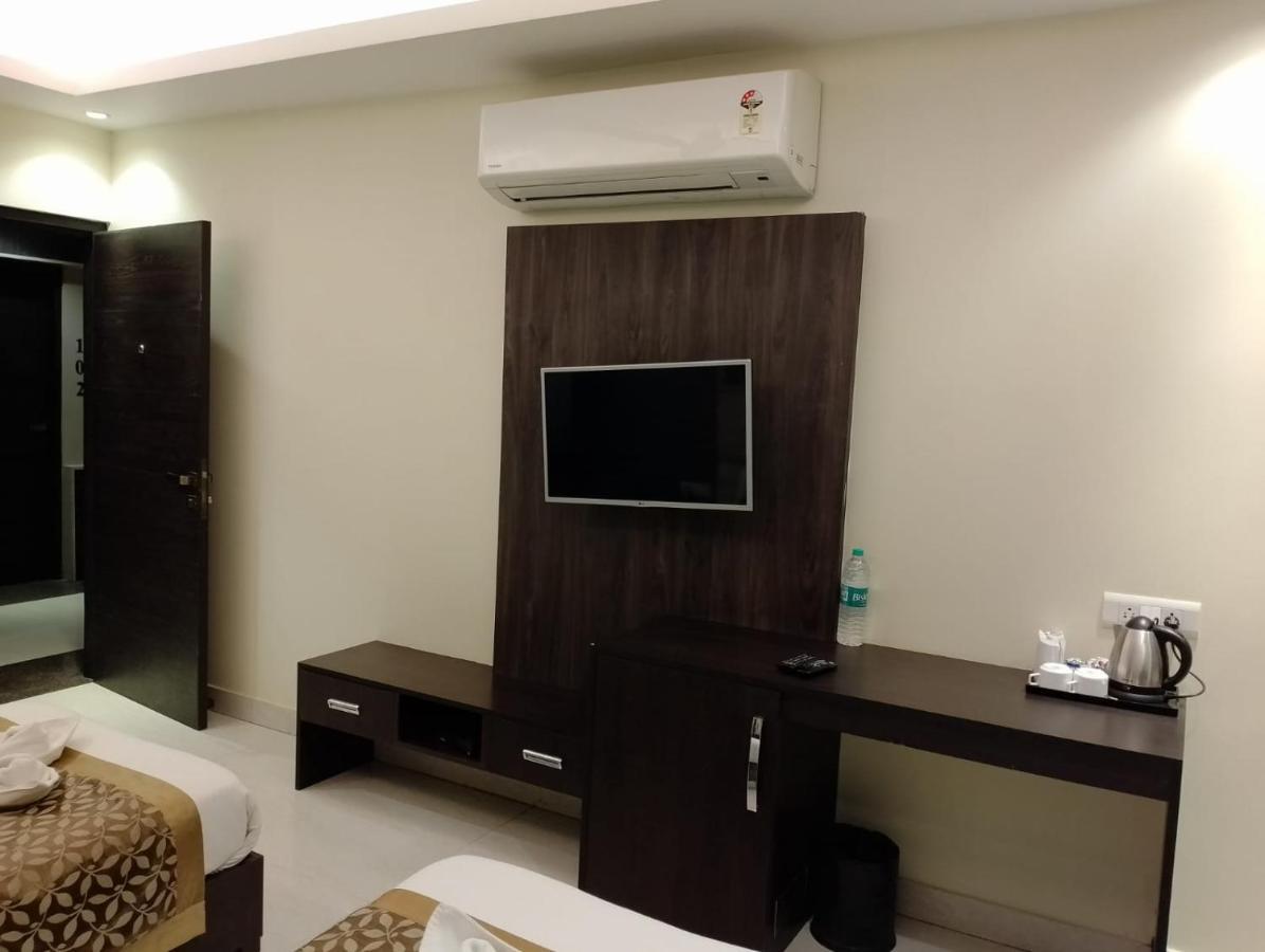 Hotel Solitaire Chinhat Екстериор снимка