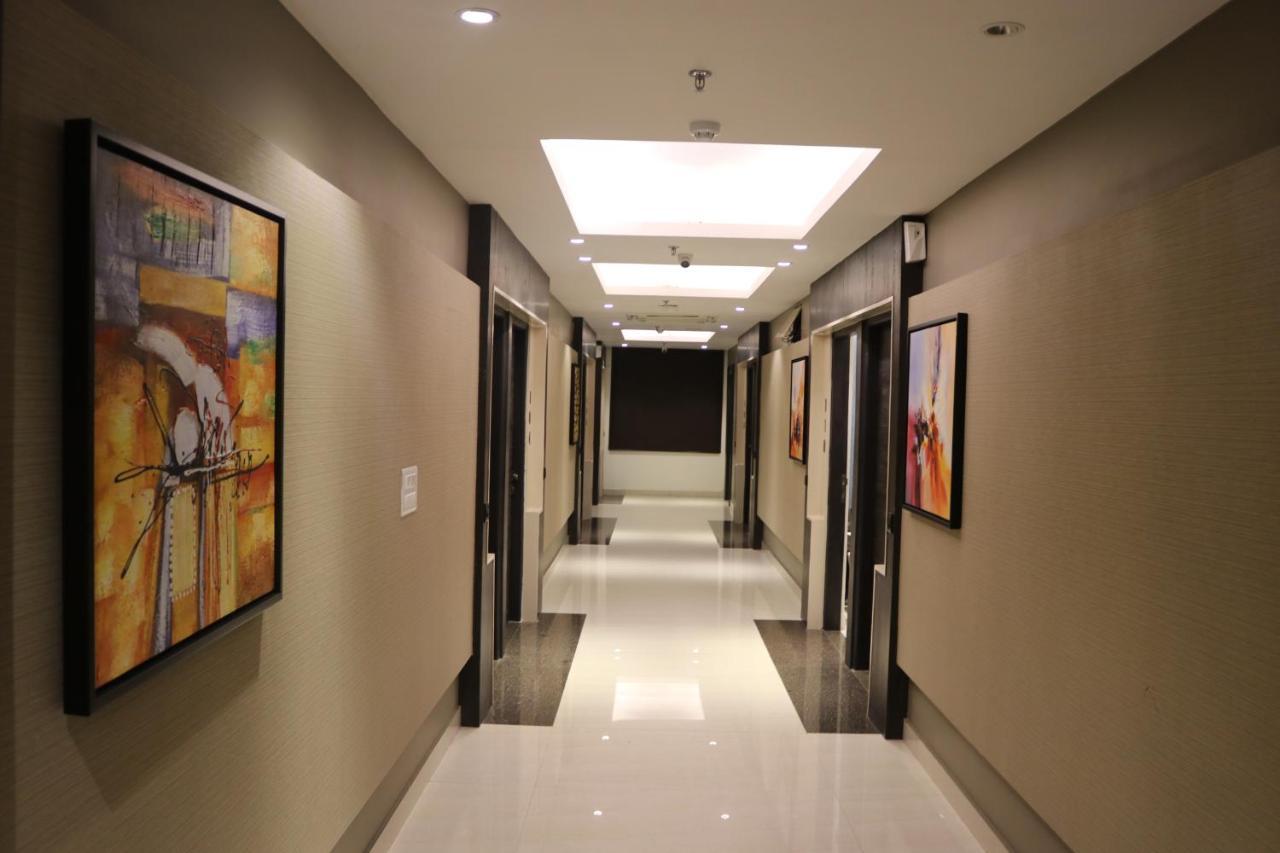 Hotel Solitaire Chinhat Екстериор снимка