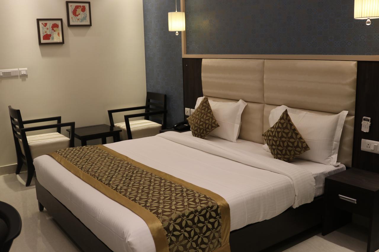 Hotel Solitaire Chinhat Екстериор снимка