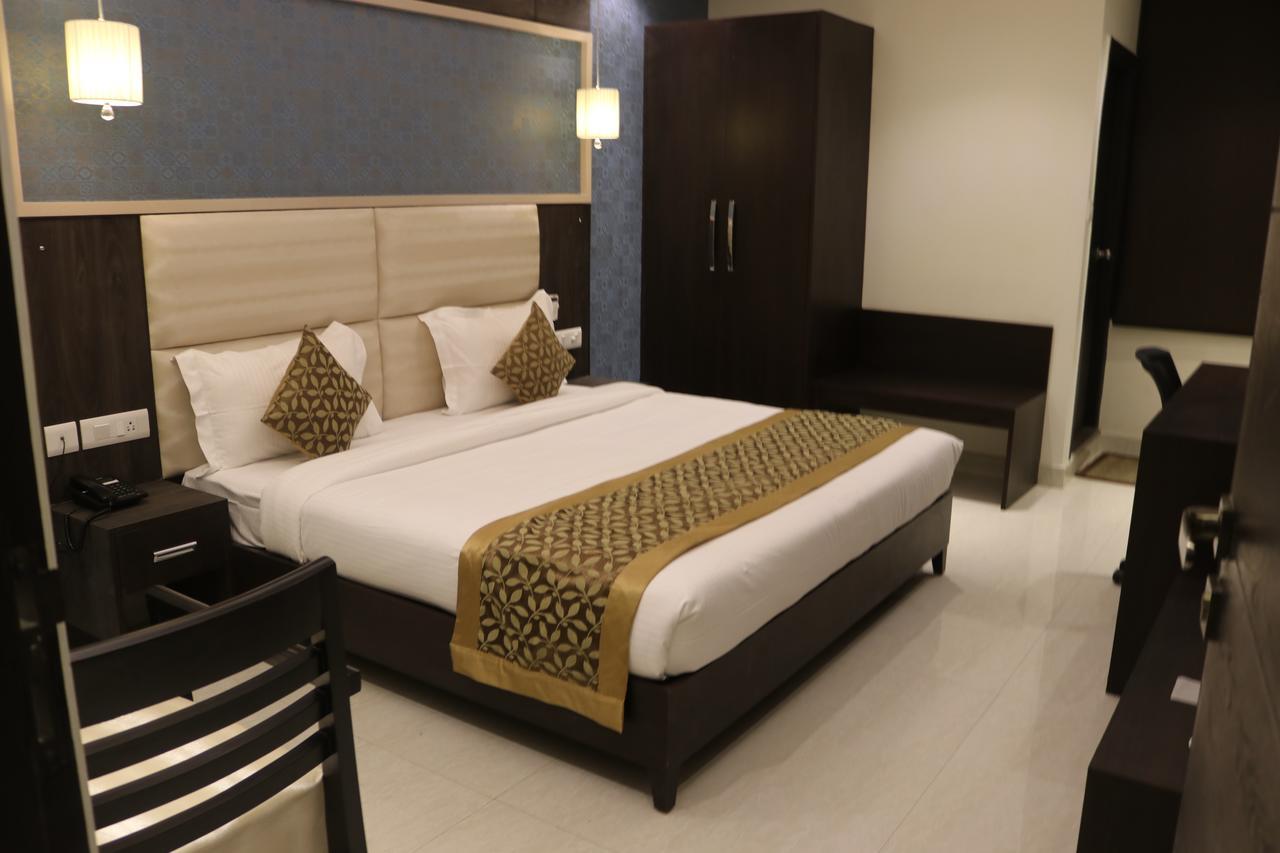 Hotel Solitaire Chinhat Екстериор снимка