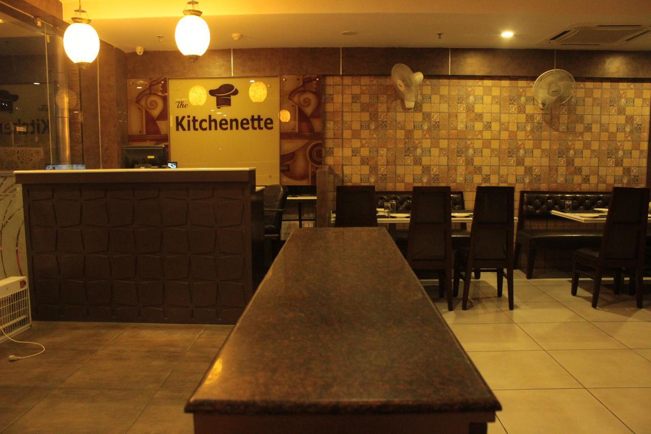 Hotel Solitaire Chinhat Екстериор снимка