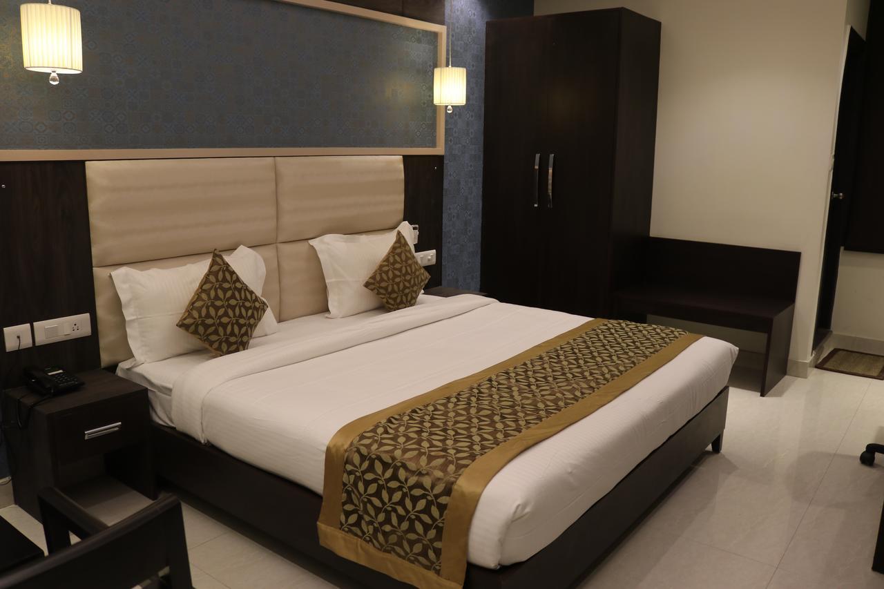 Hotel Solitaire Chinhat Екстериор снимка