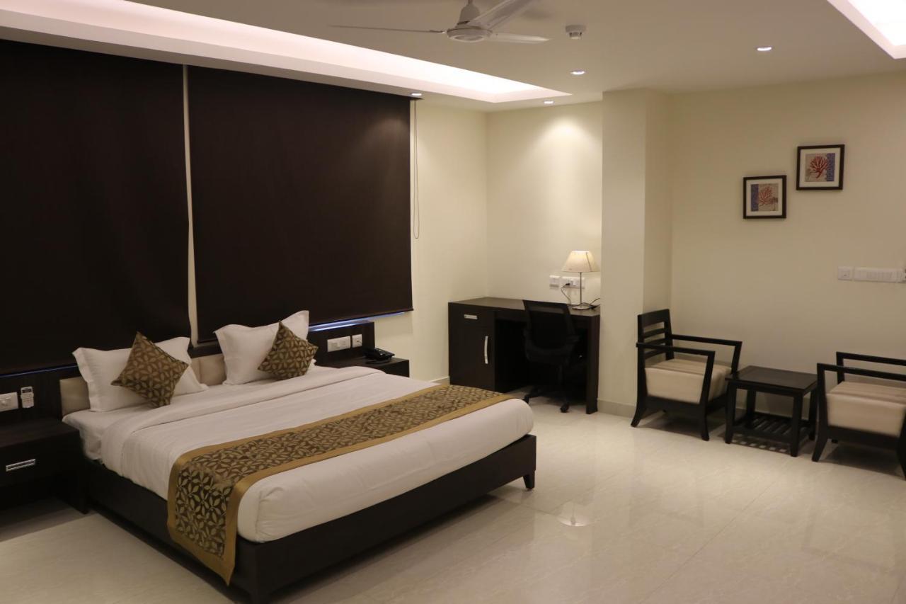 Hotel Solitaire Chinhat Екстериор снимка