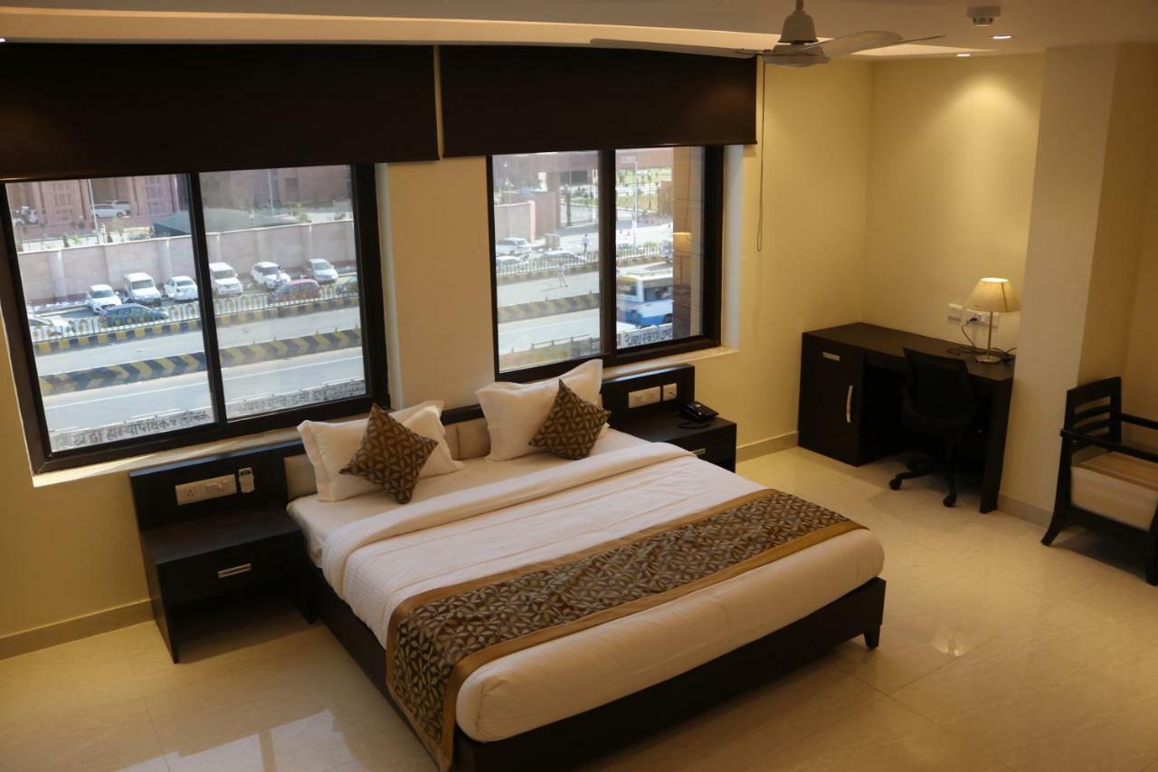 Hotel Solitaire Chinhat Екстериор снимка