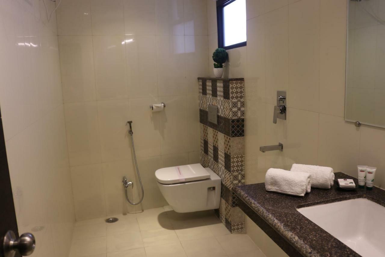 Hotel Solitaire Chinhat Екстериор снимка