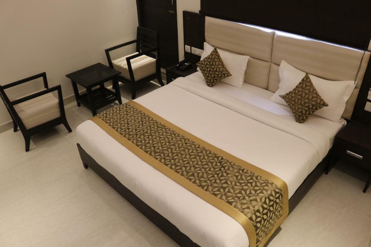 Hotel Solitaire Chinhat Екстериор снимка