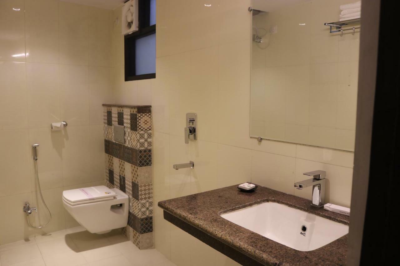 Hotel Solitaire Chinhat Екстериор снимка